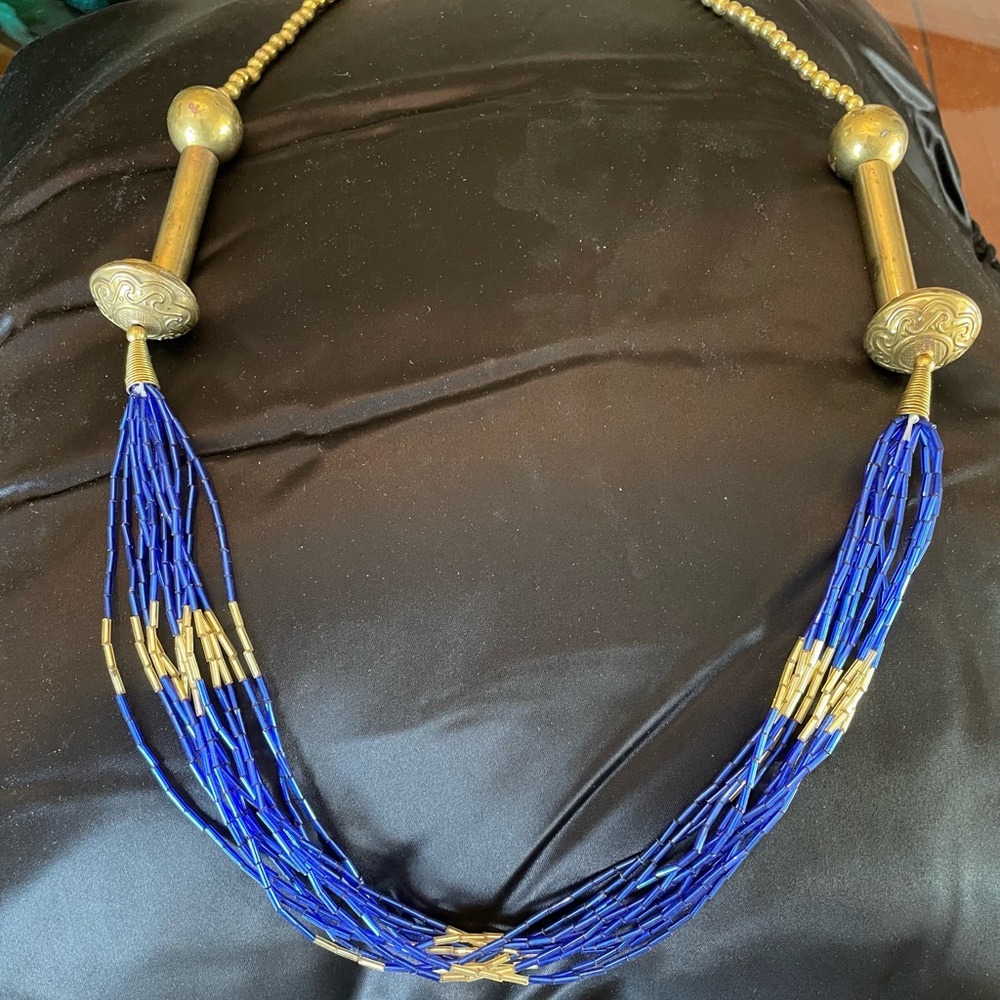 STUNNING VINTAGE 10 STRAND ELECTRIC BLUE/GOLD GLASS BEADED NECKLACE